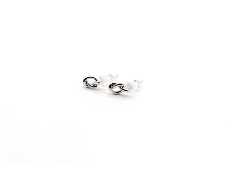 925 sterling silver earrings with knot shape, mini silver color.