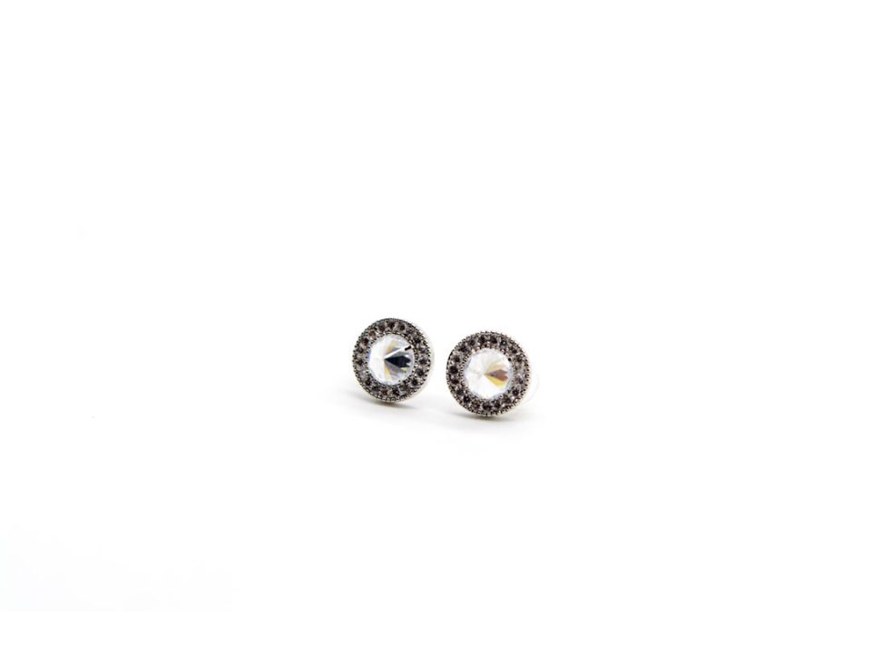 925 stud earrings in round shape with silver rhinestones.