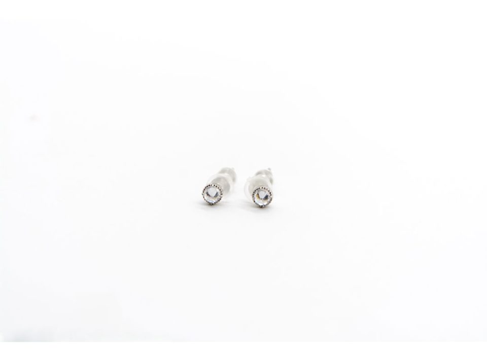 Stud earrings made of 925 silver, in the shape of a round mini with rhinestones, silver color.