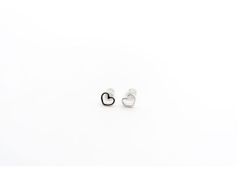 Stud earrings made of 925 silver in the shape of a heart, perforated silver color.