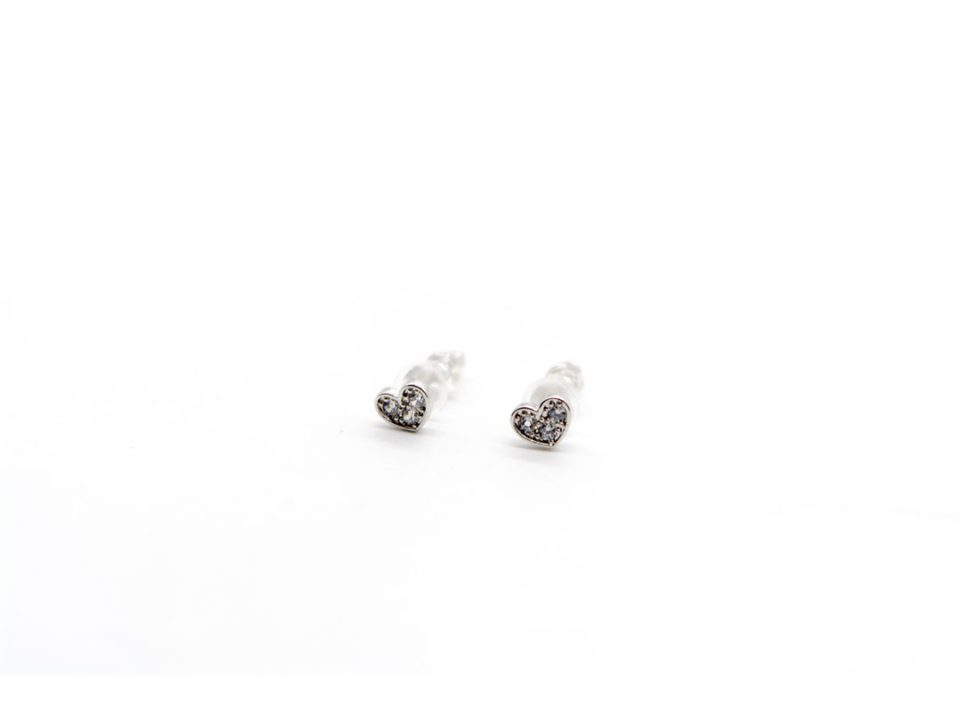 Stud earrings made of 925 silver, in the shape of a heart with mini rhinestones, silver color.