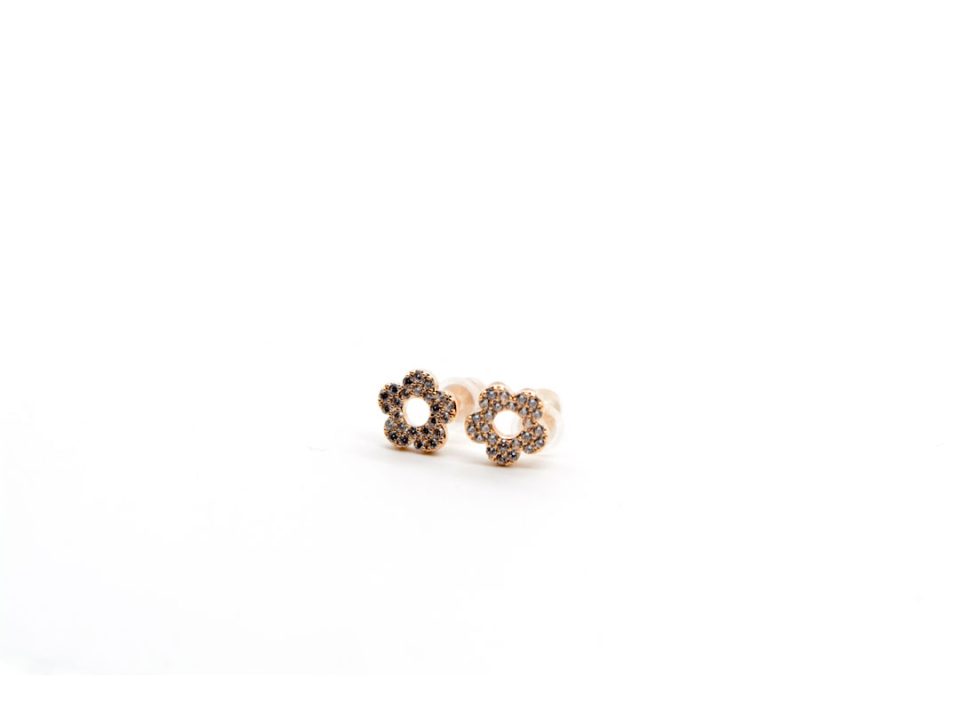 Stud earrings made of silver 925 rose gold, flower-shaped, with rhinestones perforated in the center.