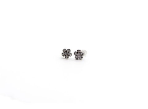 Nailed 925 rhinestone flower shape perforated in the center silver color.