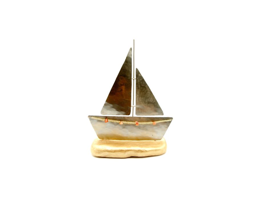 Handmade metal forged alpaca boat in silver color, on a clay base