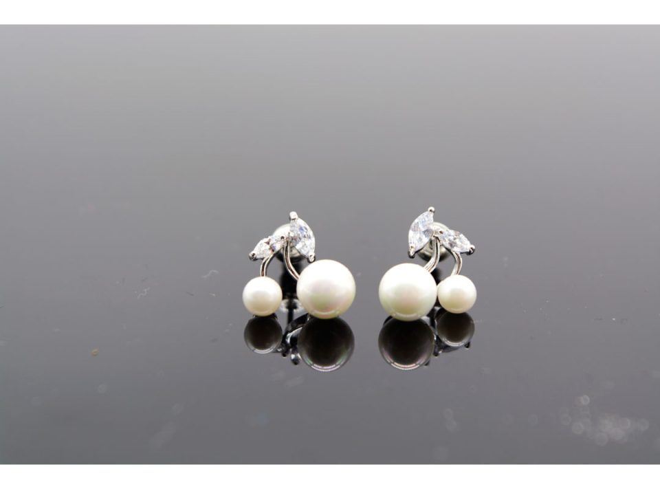 925 earrings, cherries with pearls and rhinestone leaves, in silver color.