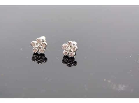 Stud earrings made of silver 925, in the shape of a flower, with rhinestones in silver color.