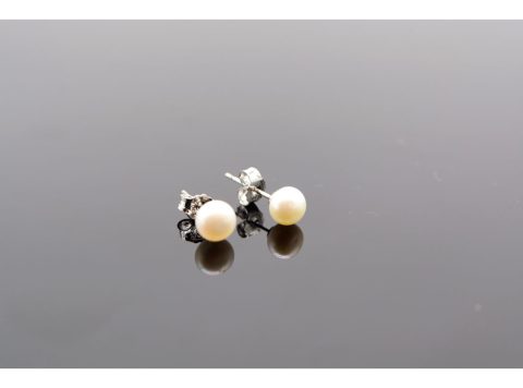 Stud earrings made of silver 925, with small pearl, in silver color