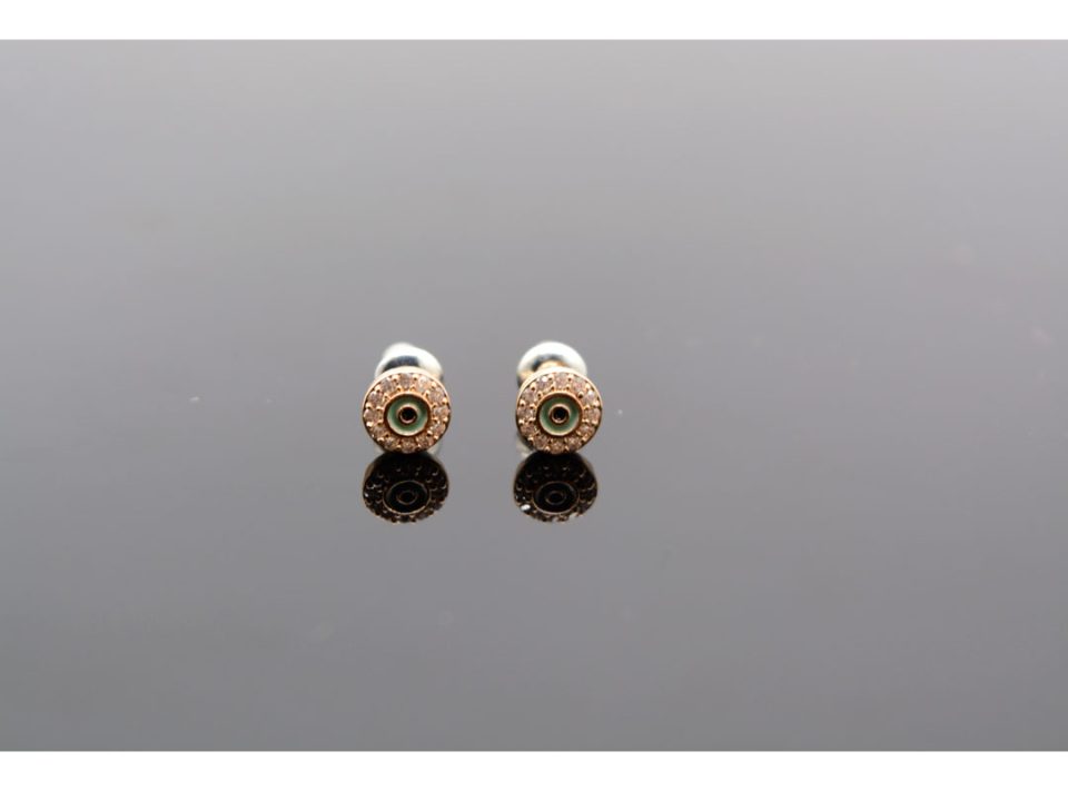 925 round studs with an eye in the center of the rhinestones all around in rose gold.