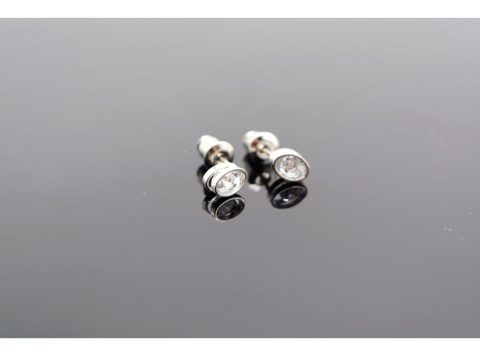 Stud earrings made of 925 silver, in oval shape with rhinestones, in silver color.