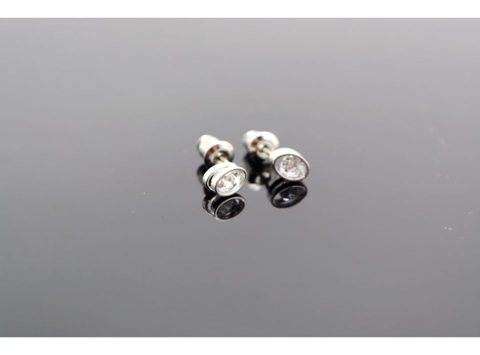 Stud earrings made of 925 silver, in oval shape with rhinestones, in silver color.