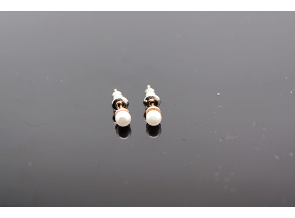 Stud earrings made of silver 925, with mini pearl, in rose gold color