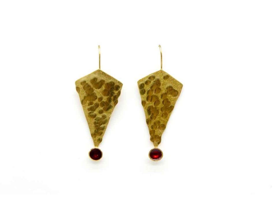 Handmade forged triangle earring in gold with burgundy color.