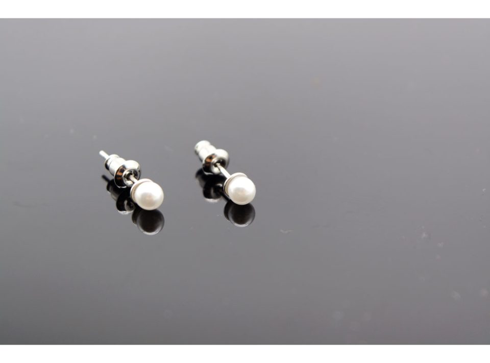 Stud earrings made of 925 silver, with mini pearl, in silver color