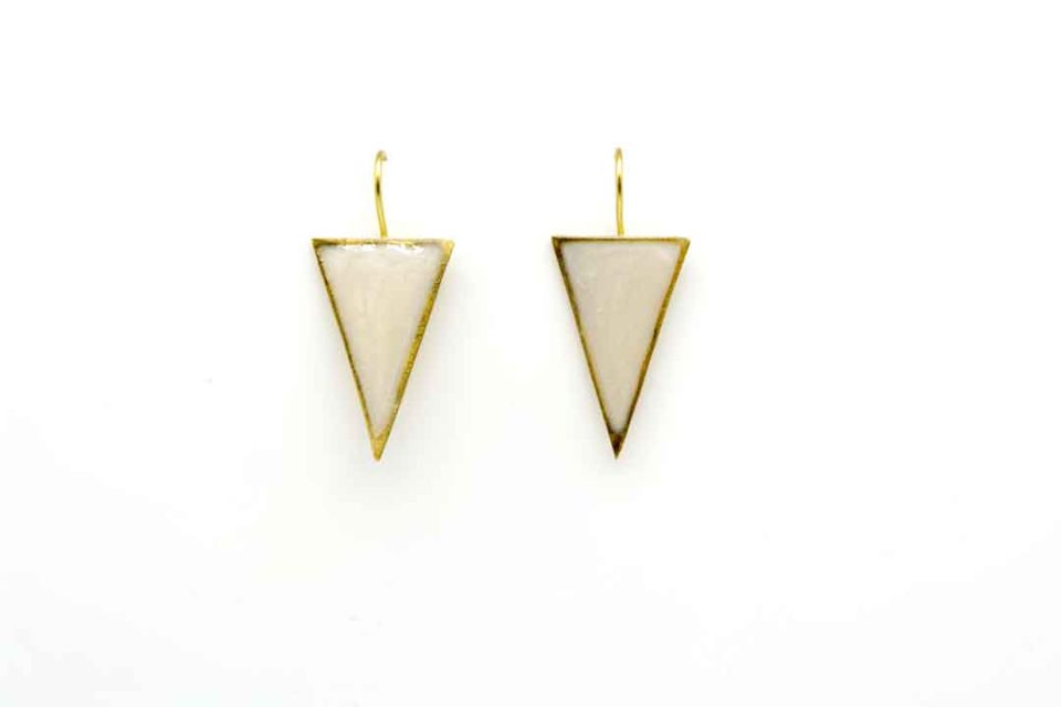 Handmade forged triangle earring in white pearl color.