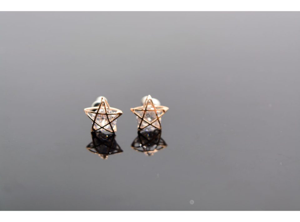 Stud earrings made of 925 silver, star with rhinestones, in rose gold color.