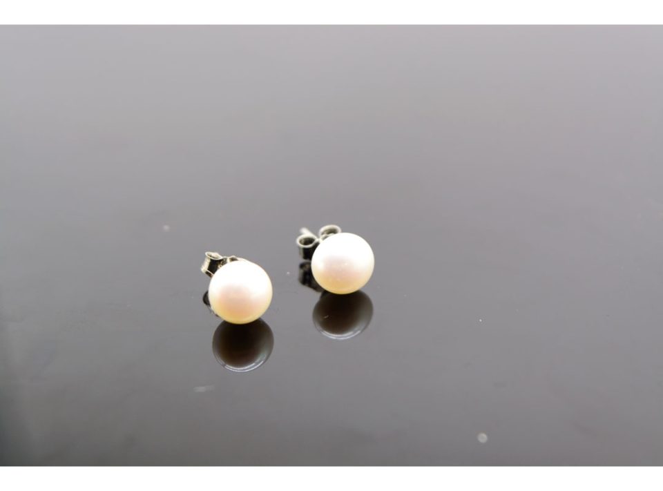 Stud earrings made of silver 925, with medium size pearl, in silver color