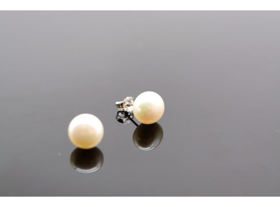 Stud earrings made of 925 silver, with large pearl, in silver color