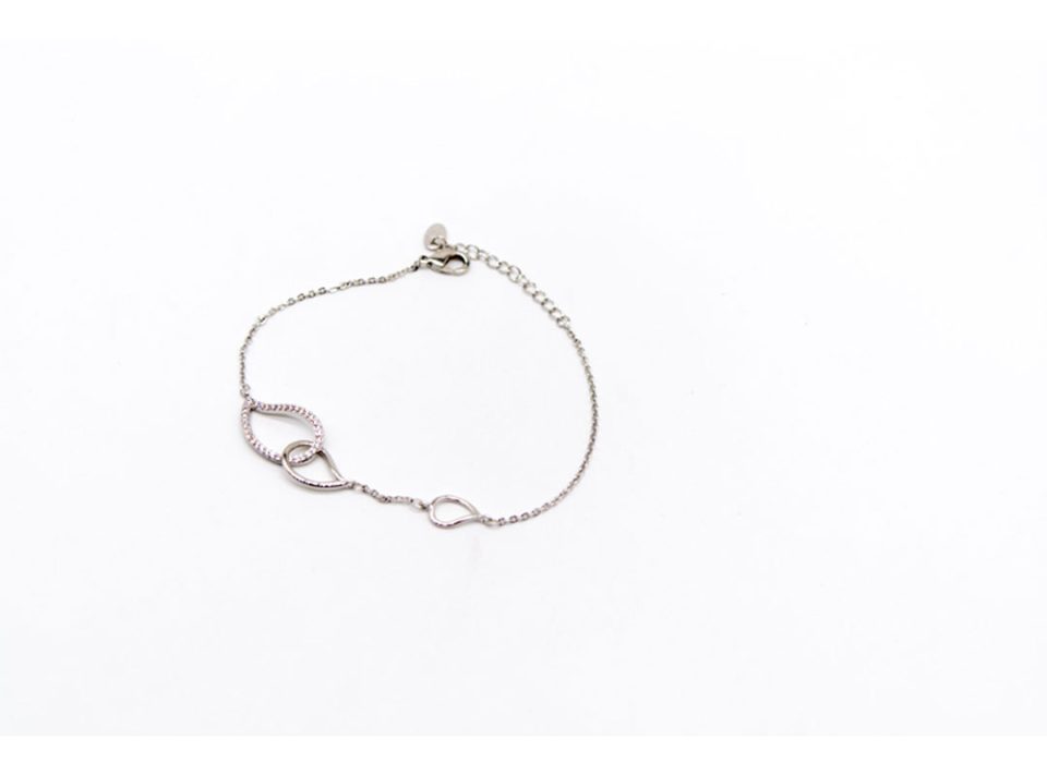 Steel bracelet in silver color, with leaf shapes with rhinestones