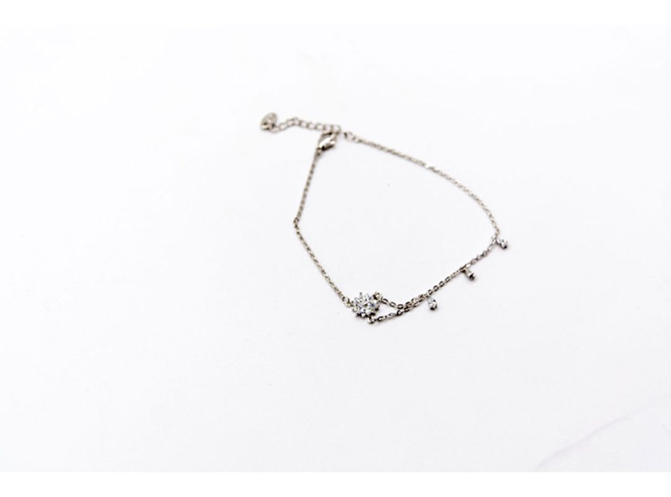 Steel bracelet in silver color, with rhinestone flower