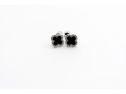 Stud earrings made of 925 silver, in the shape of a four-leaf clover.