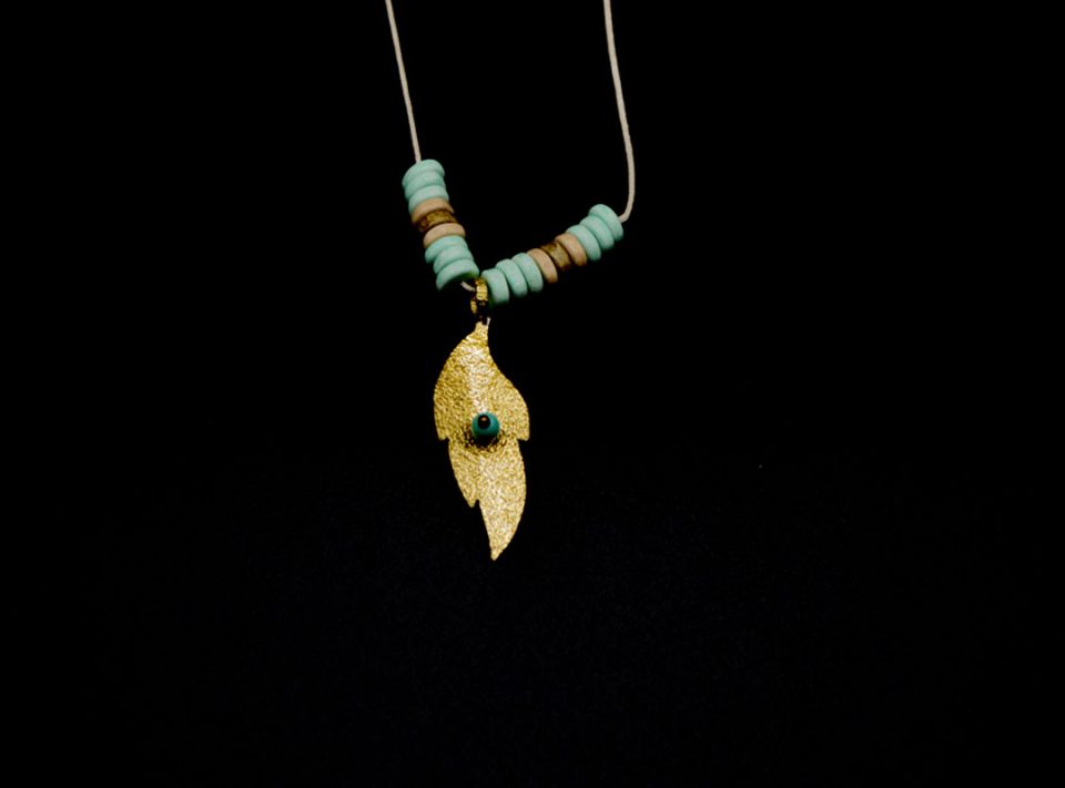 Handmade long necklace with forged gold leaf, with colorful beads