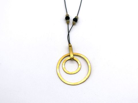 Long necklace with forged round element in gold and black beads