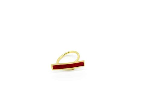 Handmade hammered ring in gold color with oblong burgundy.