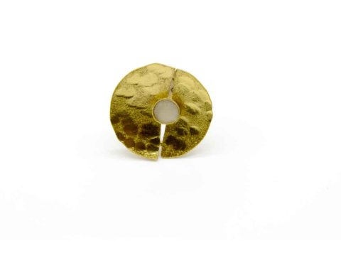 Handmade ring forged gold color round with pearl enamel.