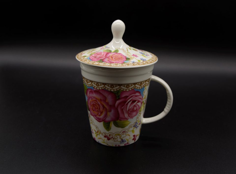 Porcelain mug with lid and strainer two large pink roses