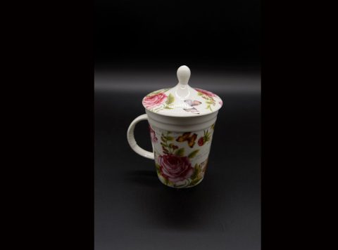 Porcelain mug with lid and strainer