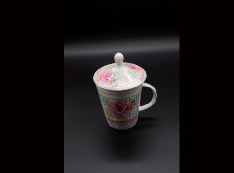 Porcelain mug with lid and strainer