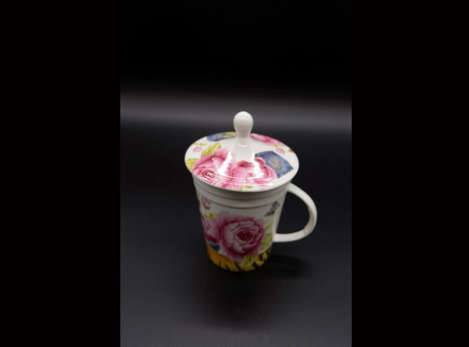 Porcelain mug with lid and strainer large roses in pink