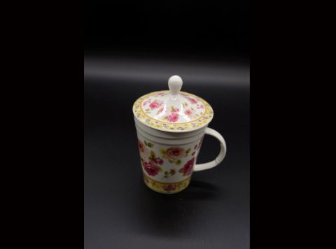 Porcelain mug with lid and strainer rotten apple roses