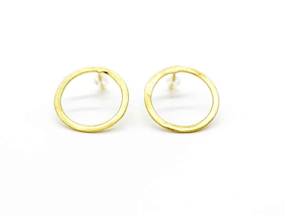 Handmade forged earring glued circle perforated gold.