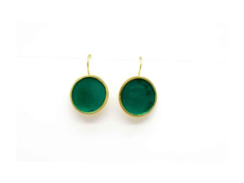 Handmade forged round earring in emerald color.