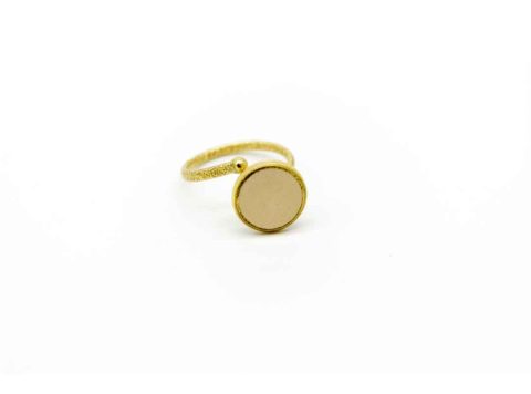 Handmade gold ring a round element painted with off-white enamel.