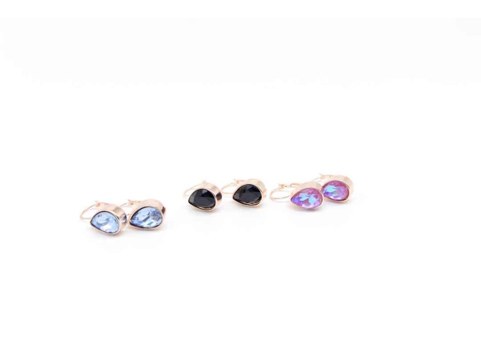 Earring hanging in rose gold with rhinestones and in the shape of a small drop.