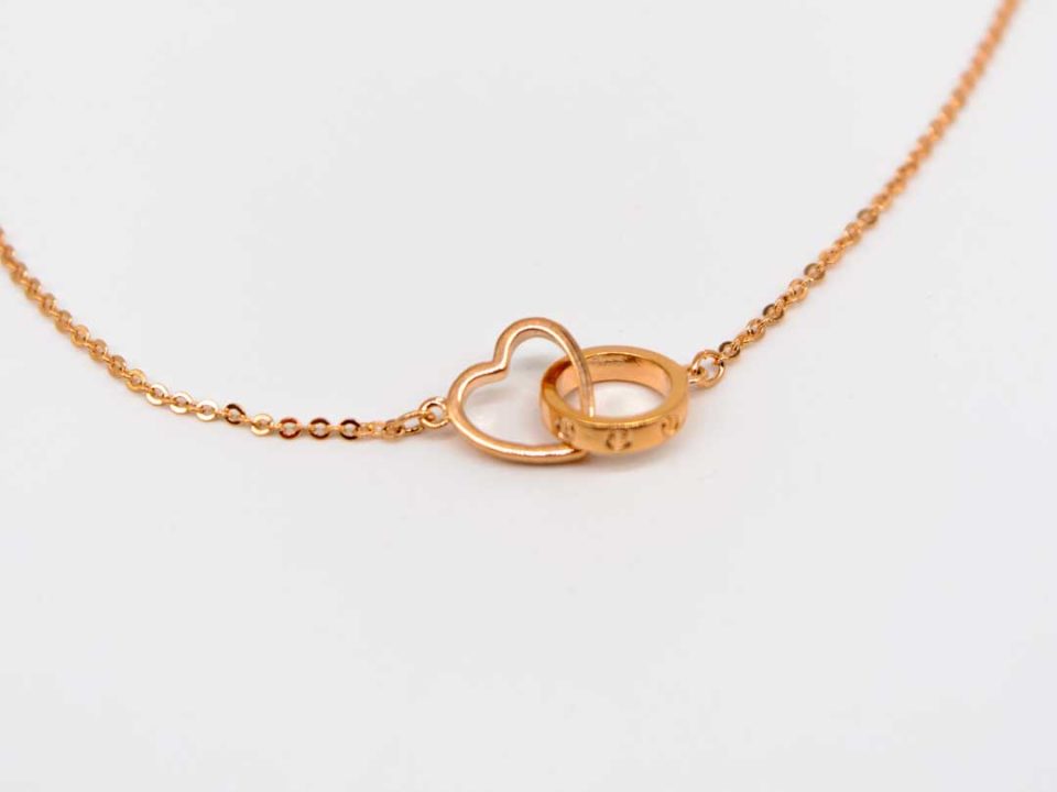 Short steel necklace in rose gold perforated heart joined with a ring