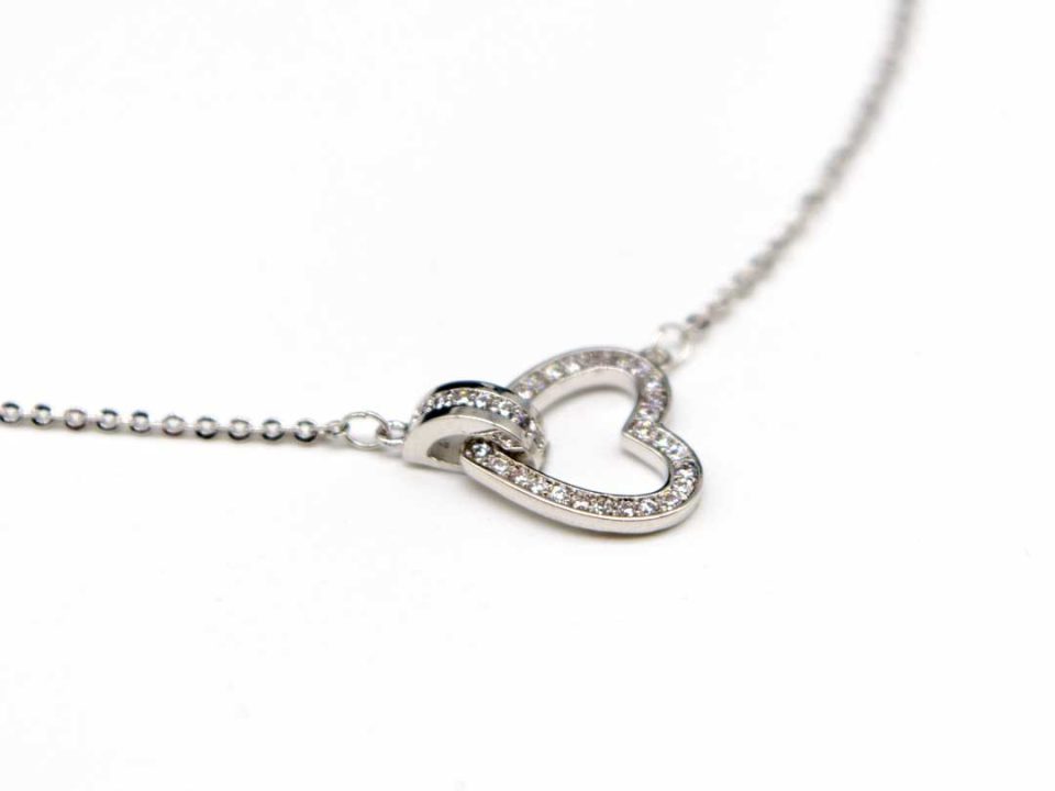 Short steel necklace in silver heart with rhinestone ring.