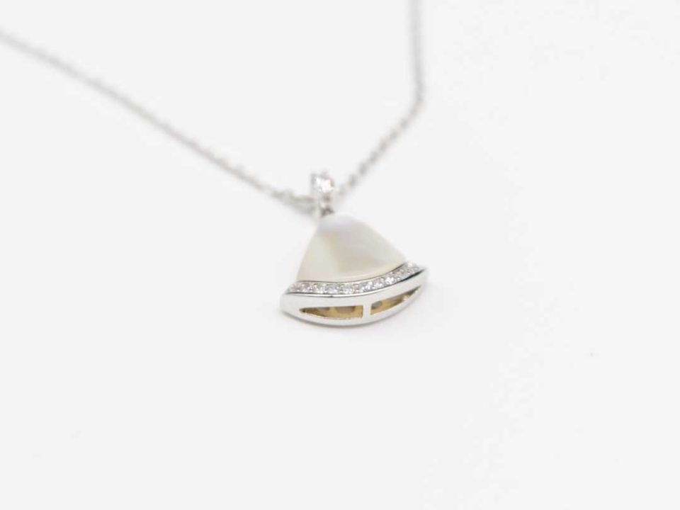 Necklace short steel in silver color with an element of mother of pearl.