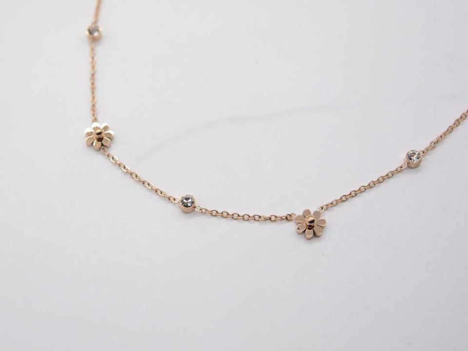 Short steel necklace in rose gold color with three daisies and rhinestones ..