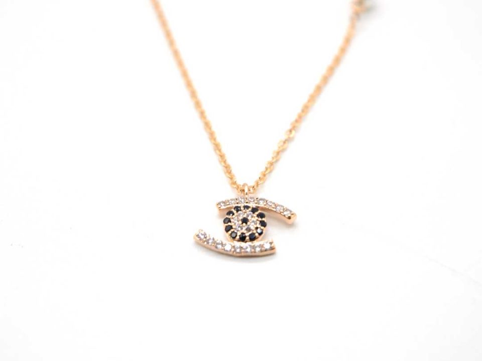 Short steel necklace in rose gold color with rhinestone eye