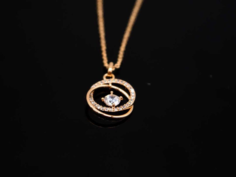 Necklace short steel in rose gold two rings joined with a rhinestone in the center