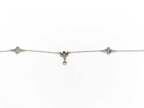 Steel foot bracelet in silver color, with three rhinestone flowers.