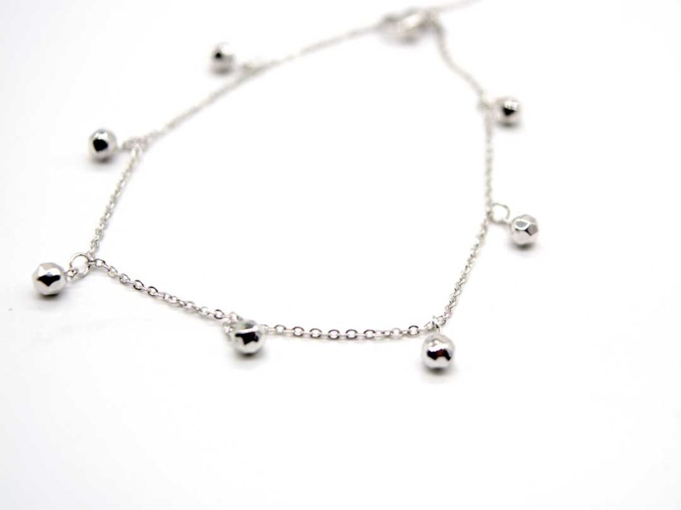 Steel bracelet in silver color, with hanging balls.