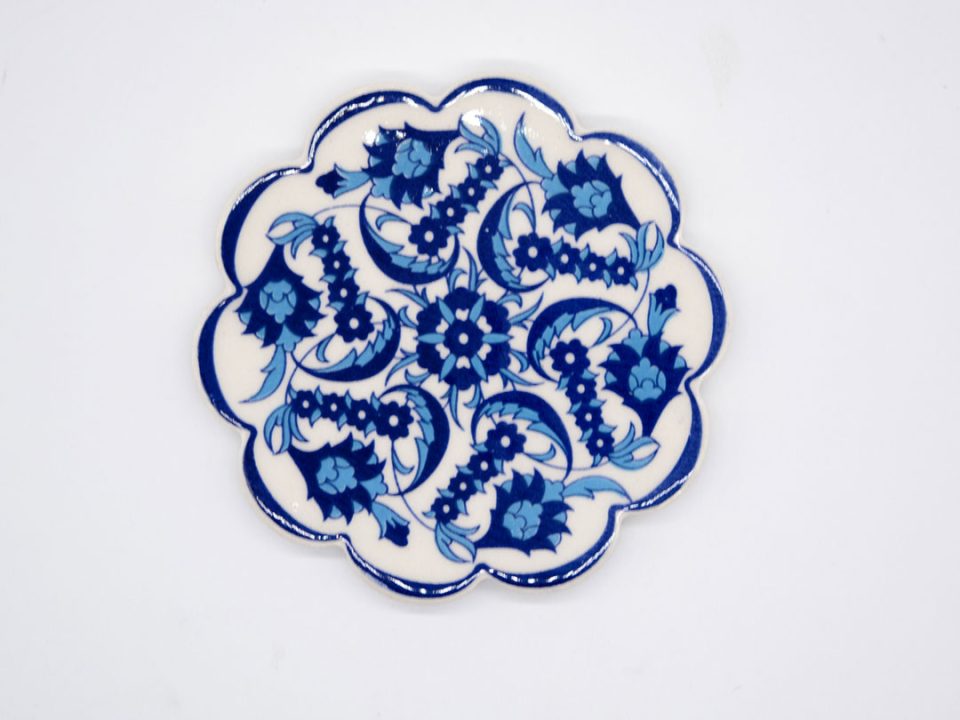 Ceramic round coaster with curves with blue flowers