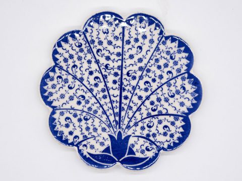 Ceramic coaster round with curves with fine blue flowers