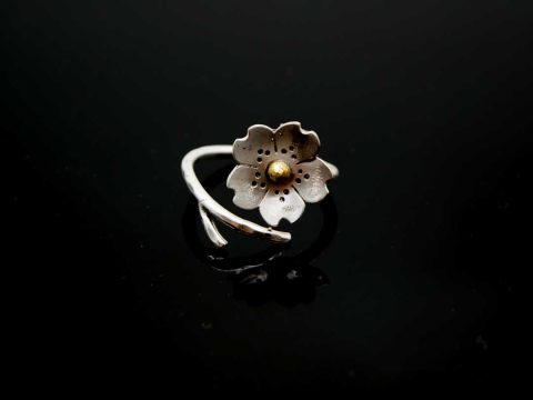 Handmade forged ring, in silver color with a flower.