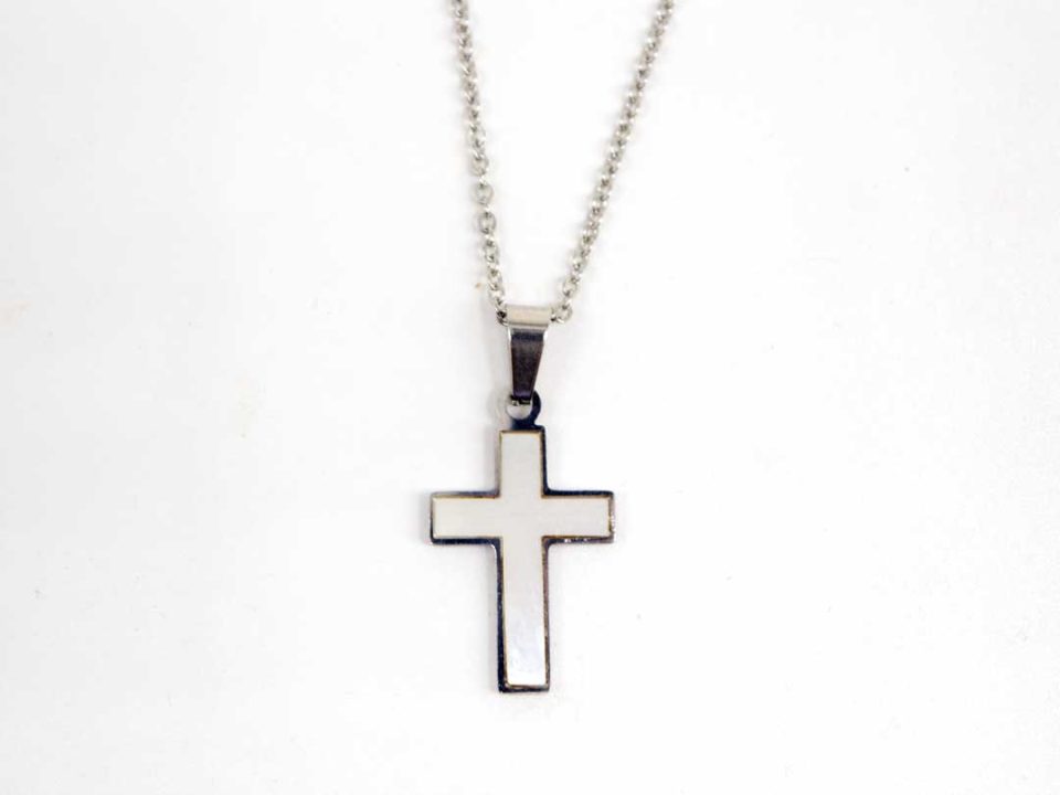 Steel cross in silver color with mother of pearl on chain.